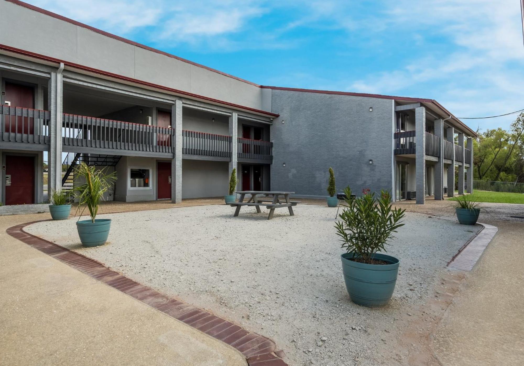 Red Roof Inn Madisonville Bagian luar foto